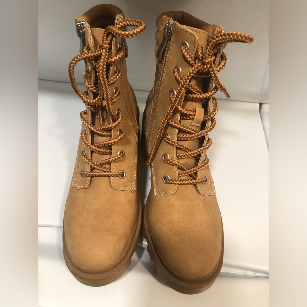 Women’s Lace-Up Chunky Heel Boots in Tan - Picture 3 of 7